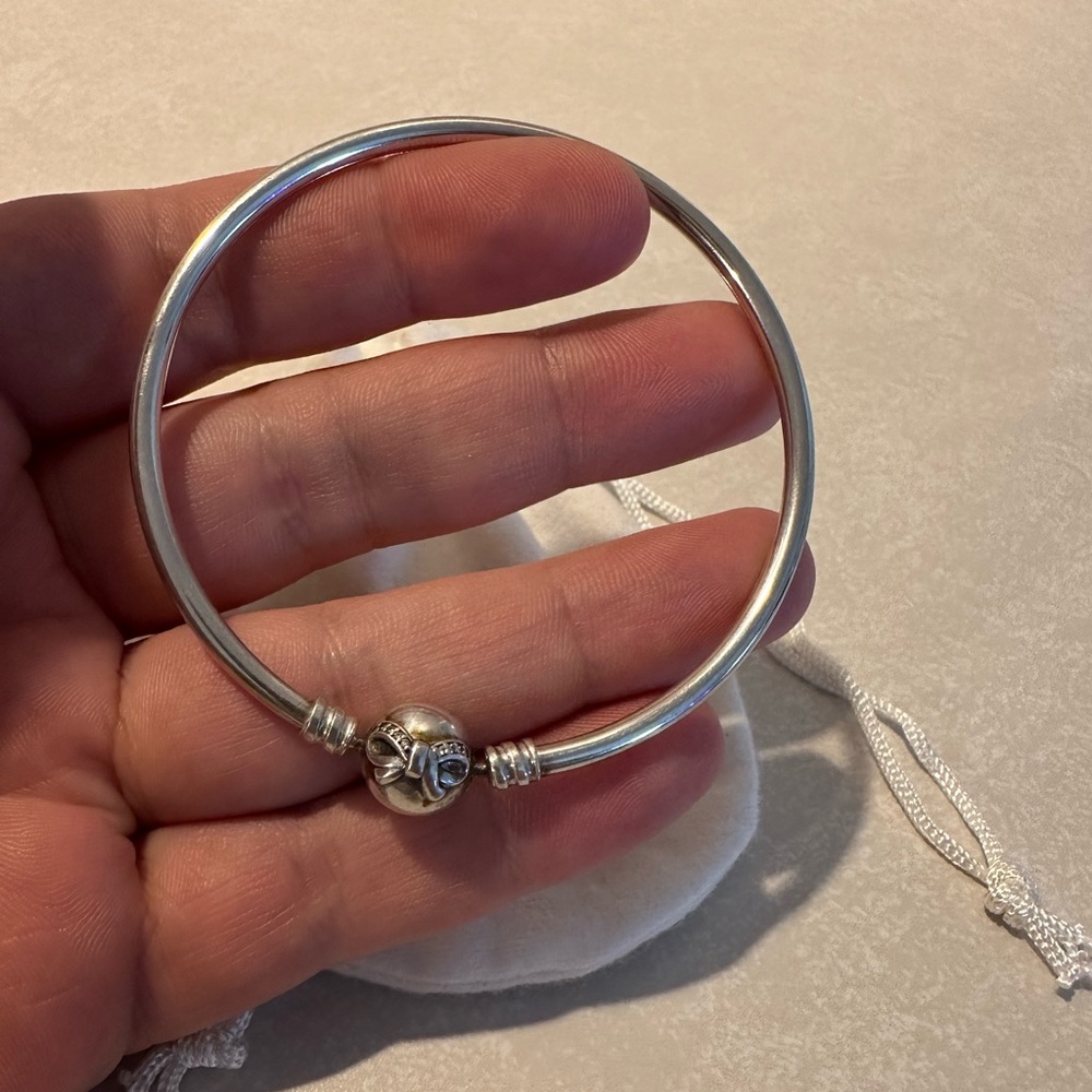 Pandora Moments Bow Clasp Bangle - Picture 3 of 3